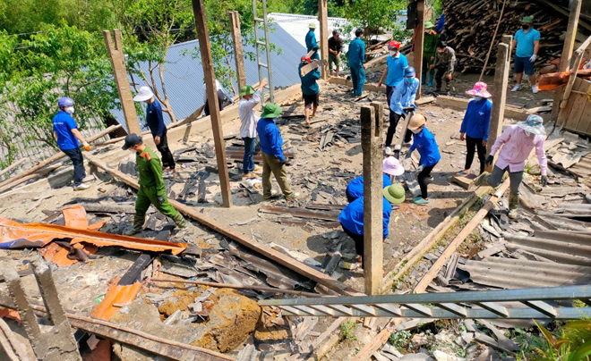 Đoàn viên thanh niên xã Chế Cu Nha cùng với nhân dân trong xã giúp gia đình bà Giàng Thị Vàng ở bản Dề Thàng làm nhà mới.